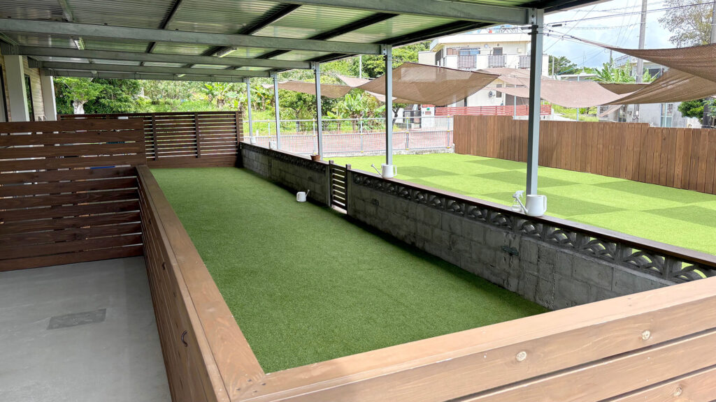 屋根付きのドッグランも雨の日も遊べるよ