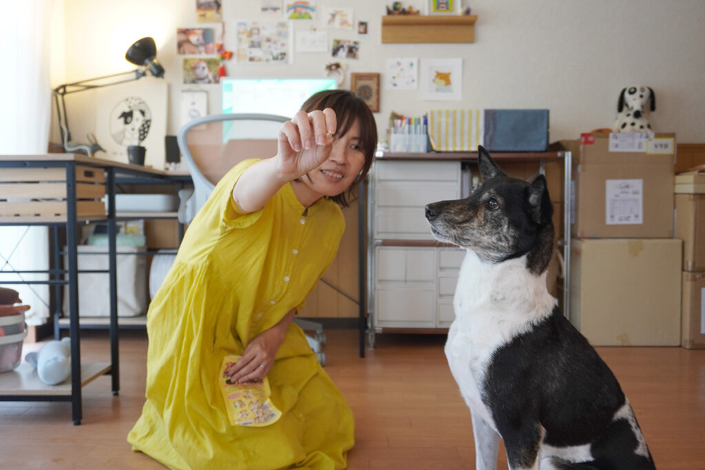 おやつでカメラ目線を狙いたいが・・・オヤツしか見えないルルちゃん