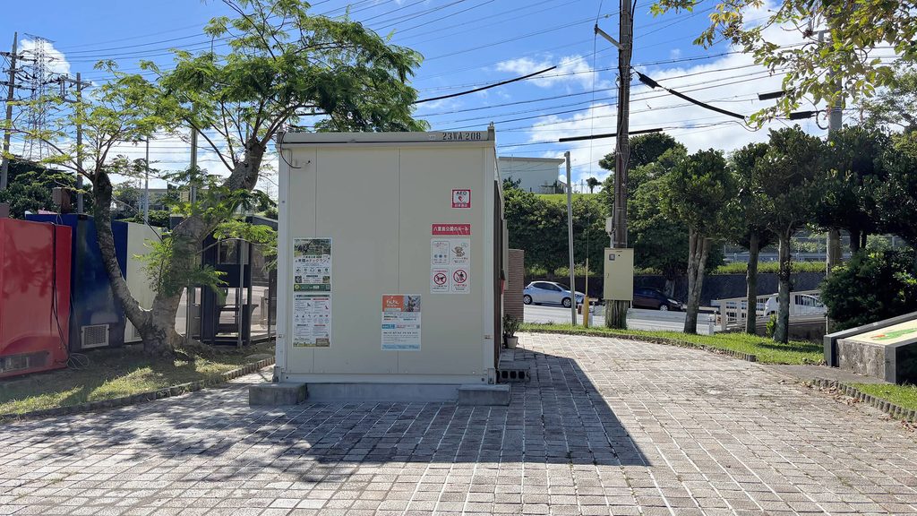 駐車場から公園事務所、その近くの芝生エリアへ